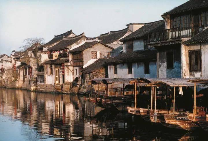 杜月笙去世前烧掉所有欠条，家人不甘，他怒吼：这是在救你们的命